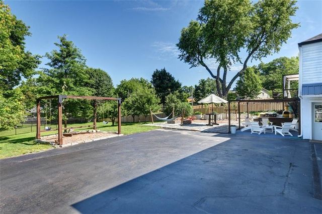 30 NE Normandy Lane, Kansas City, MO 64116