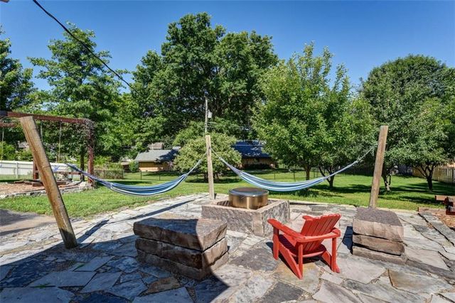 30 NE Normandy Lane, Kansas City, MO 64116