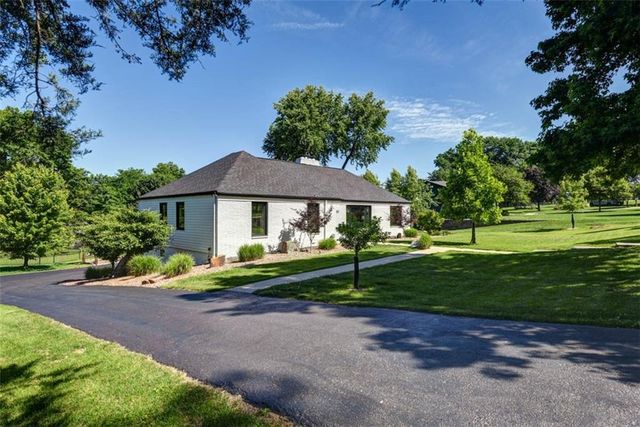 30 NE Normandy Lane, Kansas City, MO 64116