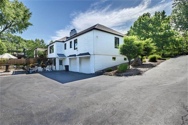 30 NE Normandy Lane, Kansas City, MO 64116