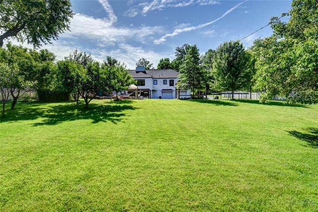 30 NE Normandy Lane, Kansas City, MO 64116