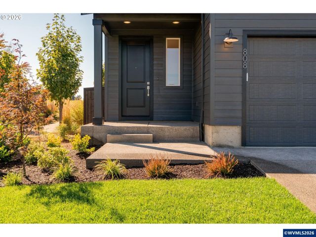 808 Magnolia Av, Woodburn, OR 97071