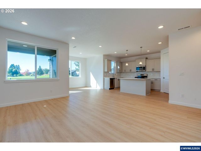 808 Magnolia Av, Woodburn, OR 97071