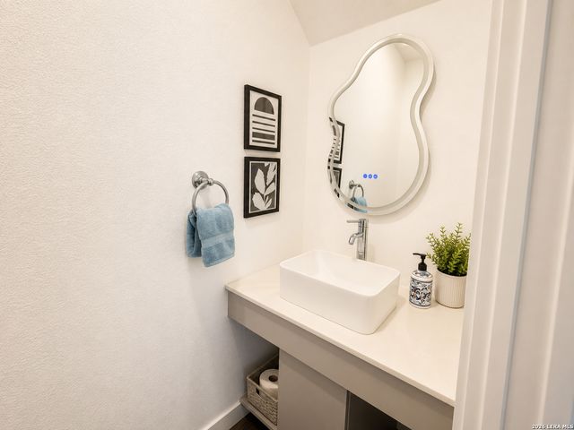 704 N CHERRY ST, San Antonio, TX 78202