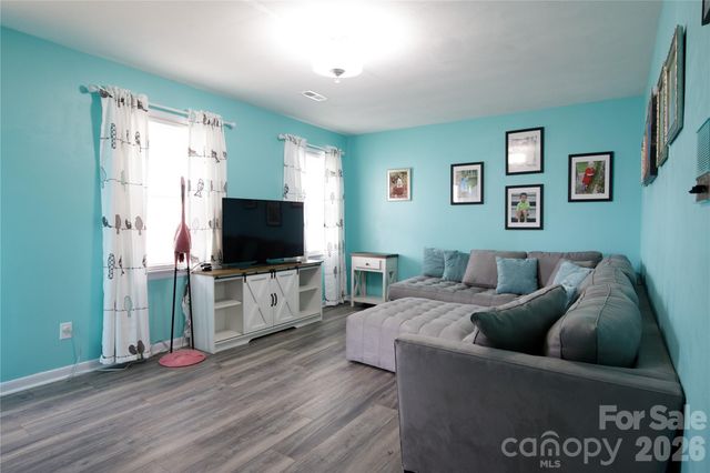 286 Valley Road, Hickory, NC 28601