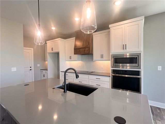 716 W Solomon Drive, Lone Jack, MO 64086