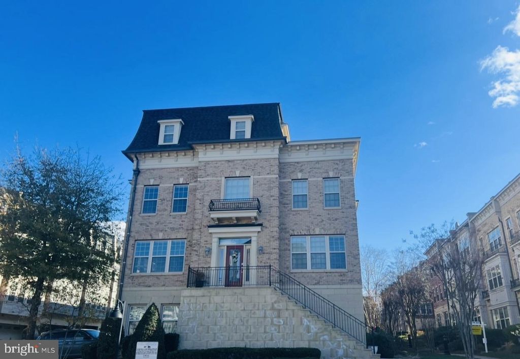 Image 1 of property listing at 601 SPRINTSAIL WAY #64, Oxon Hill, MD 20745