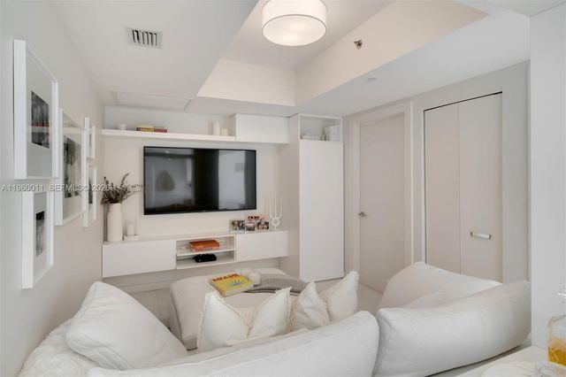 465 Brickell Ave 2703, Miami, FL 33131