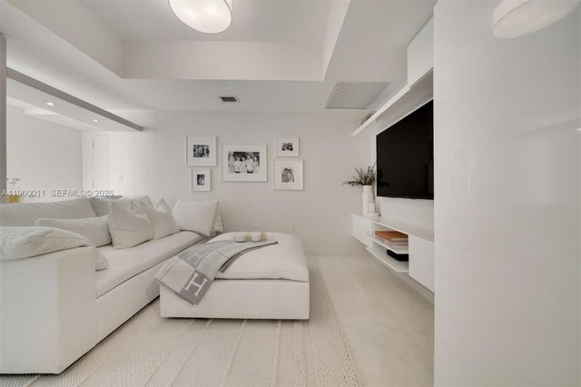 465 Brickell Ave 2703, Miami, FL 33131