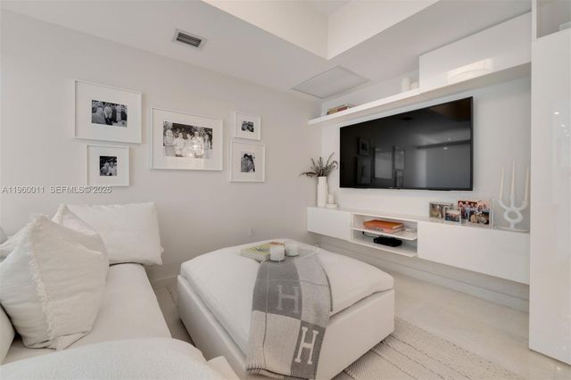 465 Brickell Ave 2703, Miami, FL 33131