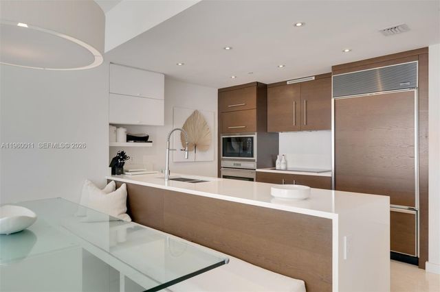 465 Brickell Ave 2703, Miami, FL 33131