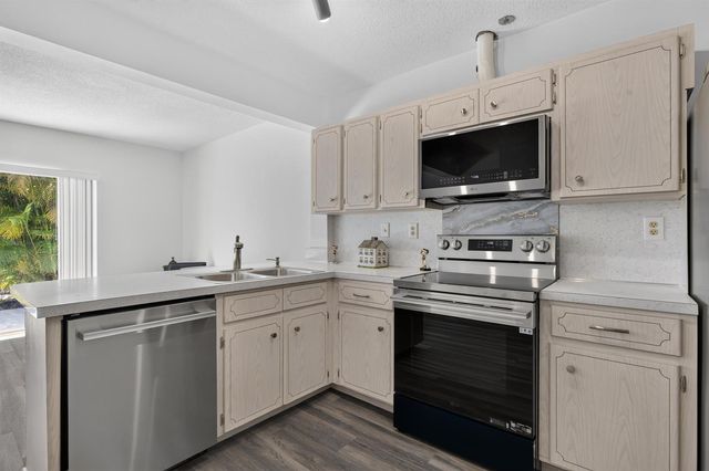 860-870 NE 23rd Avenue 1-2, Pompano Beach, FL 33062