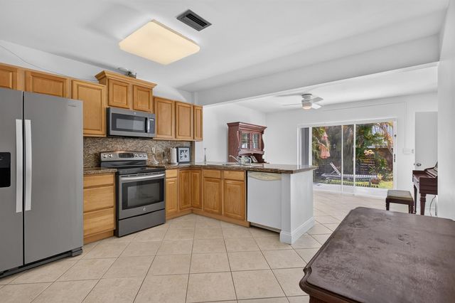 860-870 NE 23rd Avenue 1-2, Pompano Beach, FL 33062