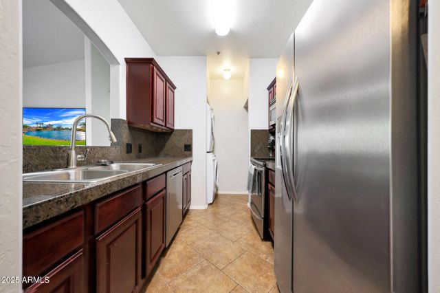 2950 W LOUISE Drive 207, Phoenix, AZ 85027