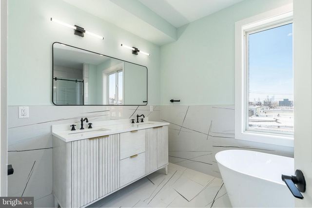 2202 E HUNTINGDON ST, Philadelphia, PA 19125