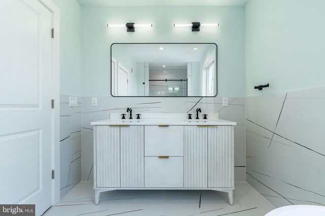 2202 E HUNTINGDON ST, Philadelphia, PA 19125