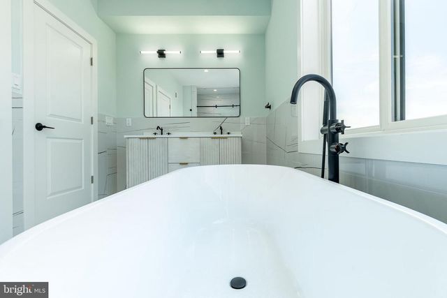 2202 E HUNTINGDON ST, Philadelphia, PA 19125