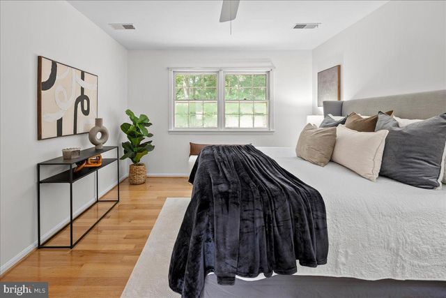 12518 HEDGES RUN DR, Woodbridge, VA 22192