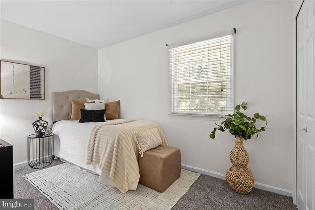 12518 HEDGES RUN DR, Woodbridge, VA 22192