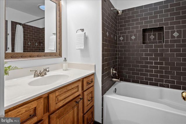 12518 HEDGES RUN DR, Woodbridge, VA 22192