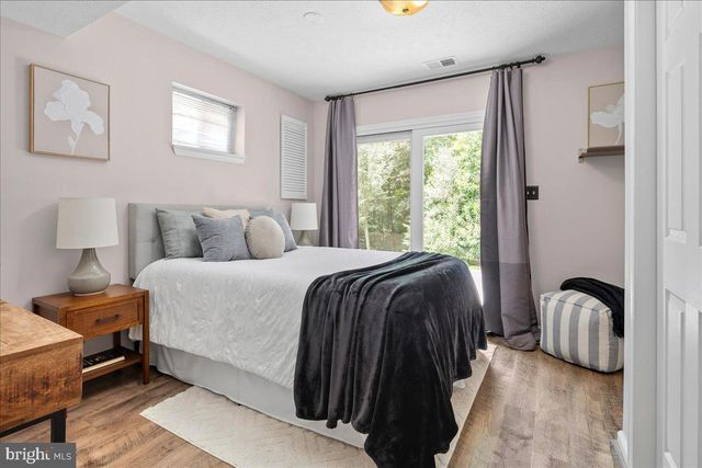 12518 HEDGES RUN DR, Woodbridge, VA 22192