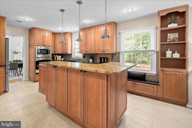 12518 HEDGES RUN DR, Woodbridge, VA 22192