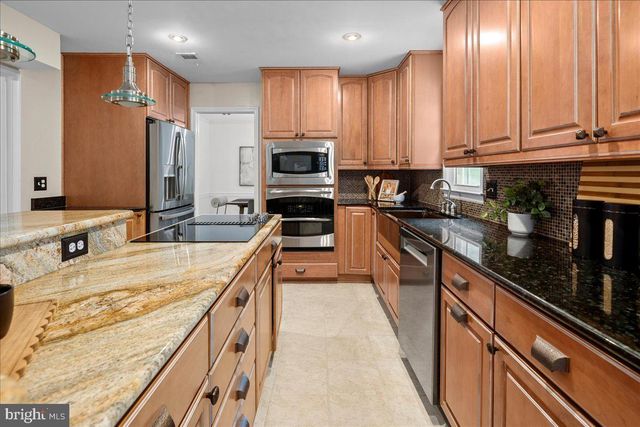 12518 HEDGES RUN DR, Woodbridge, VA 22192