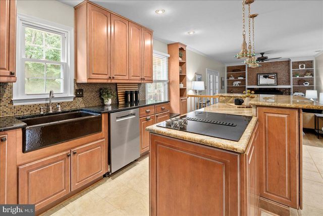 12518 HEDGES RUN DR, Woodbridge, VA 22192