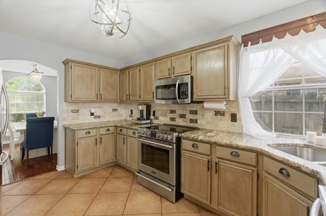 313 Georgian Oak Court, Lake Dallas, TX 75065