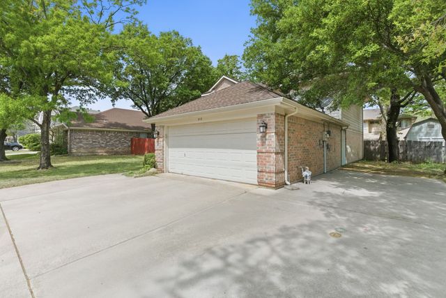 313 Georgian Oak Court, Lake Dallas, TX 75065