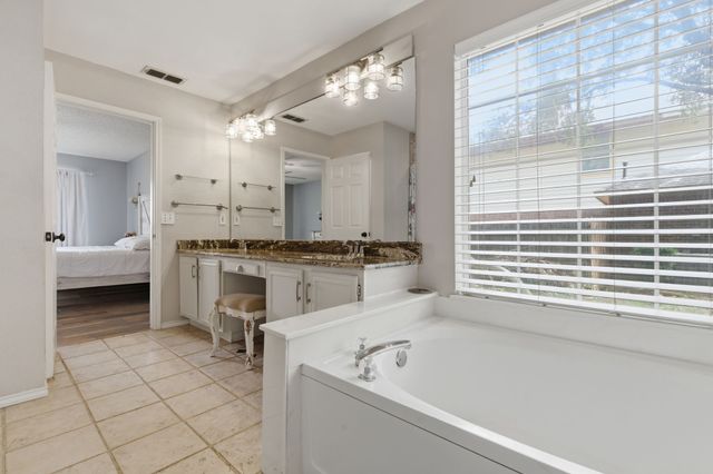 313 Georgian Oak Court, Lake Dallas, TX 75065