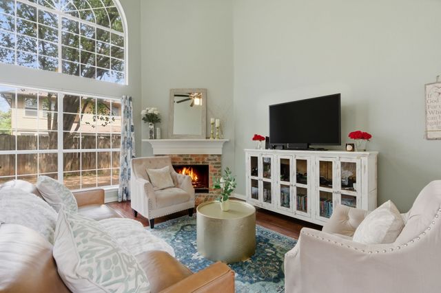 313 Georgian Oak Court, Lake Dallas, TX 75065