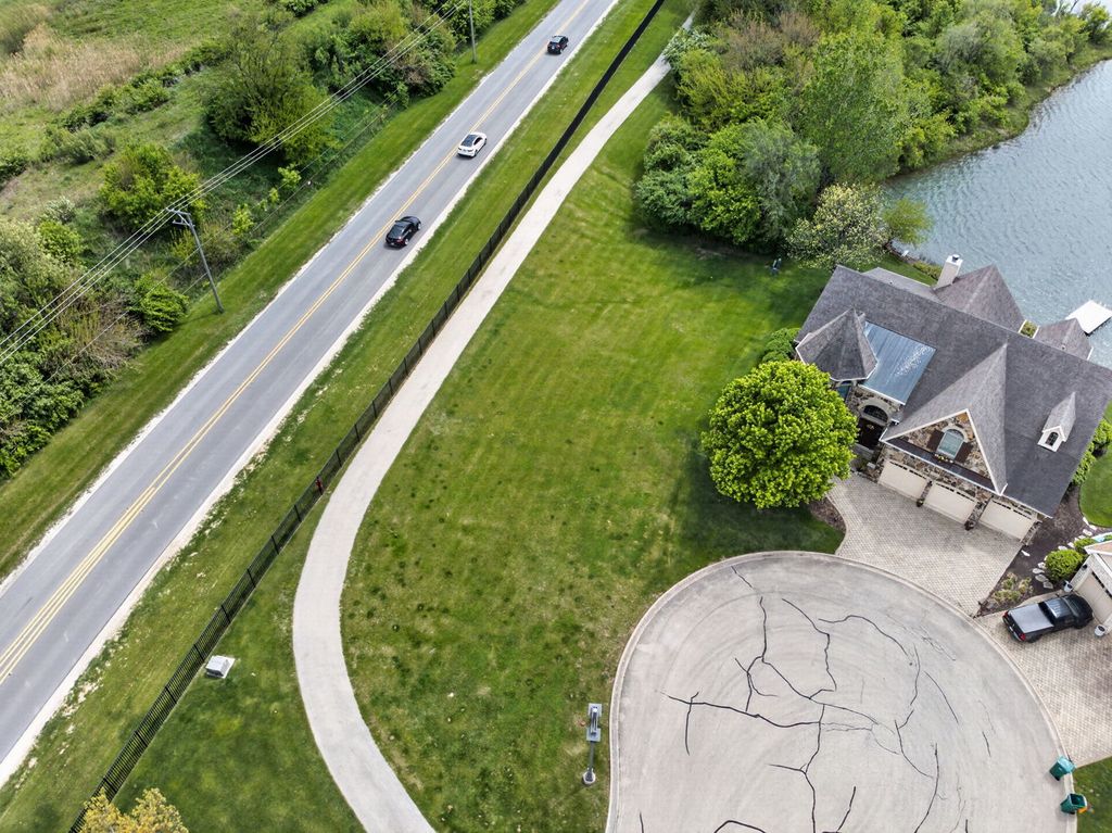 Image 5 of property listing at 13111 S Lake Mary Drive, Plainfield, IL 60585