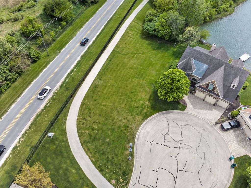 Image 6 of property listing at 13111 S Lake Mary Drive, Plainfield, IL 60585