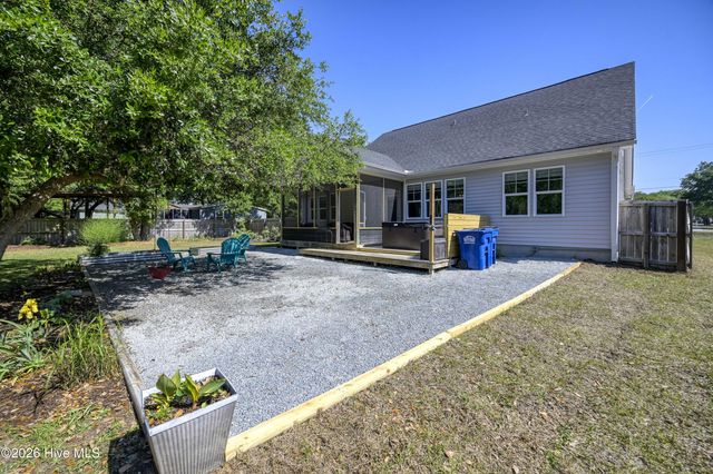 2520 Sloop Point Road, Hampstead, NC 28443