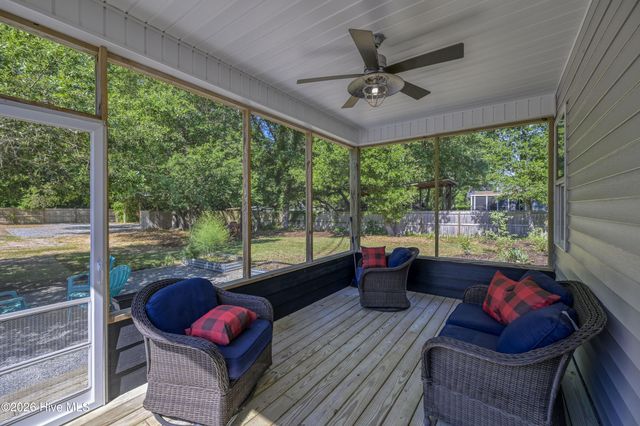 2520 Sloop Point Road, Hampstead, NC 28443