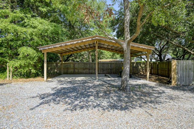 2520 Sloop Point Road, Hampstead, NC 28443