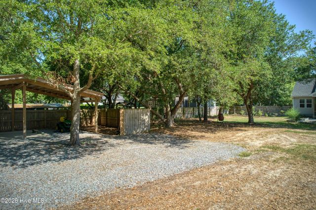 2520 Sloop Point Road, Hampstead, NC 28443