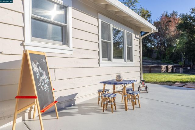 15 Aspinwall Ct, Orinda, CA 94563