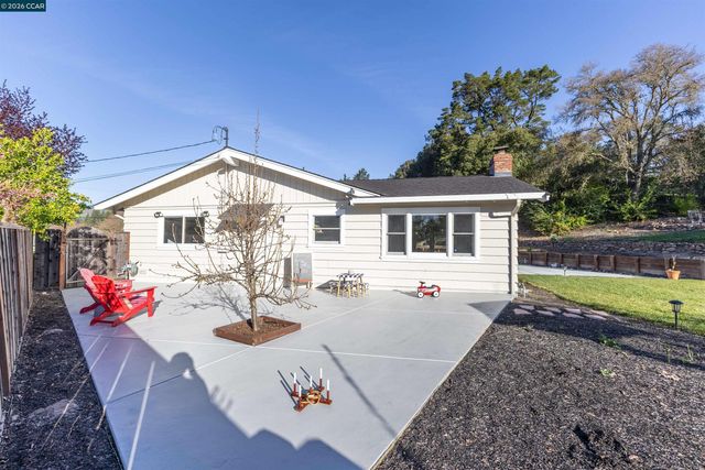 15 Aspinwall Ct, Orinda, CA 94563