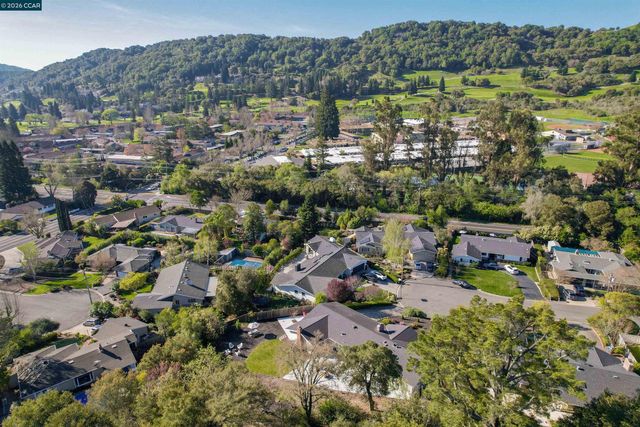 15 Aspinwall Ct, Orinda, CA 94563