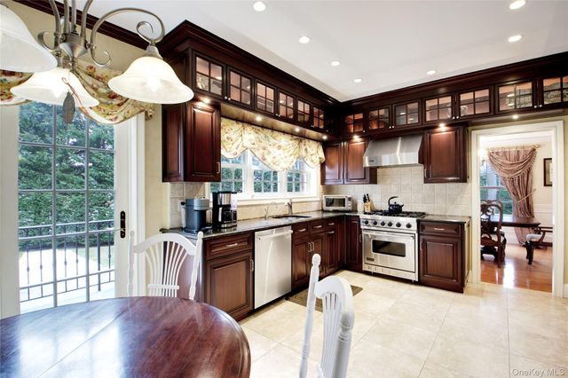 101 Wetherill Road, Garden City, NY 11530