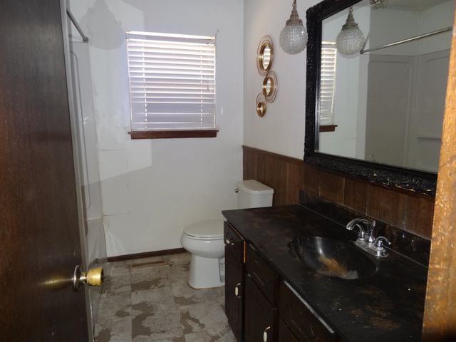 1105 S Laurel, Wichita, KS 67207