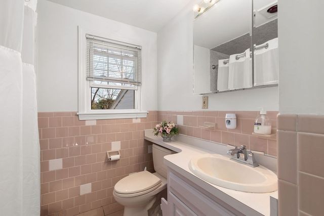 71 Pond Ln, Randolph, MA 02368