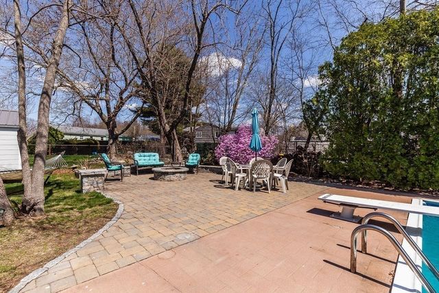71 Pond Ln, Randolph, MA 02368