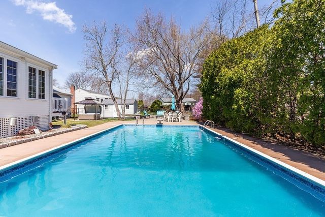 71 Pond Ln, Randolph, MA 02368