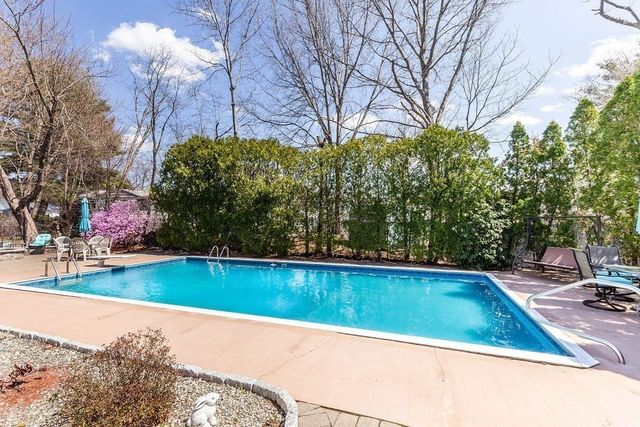 71 Pond Ln, Randolph, MA 02368