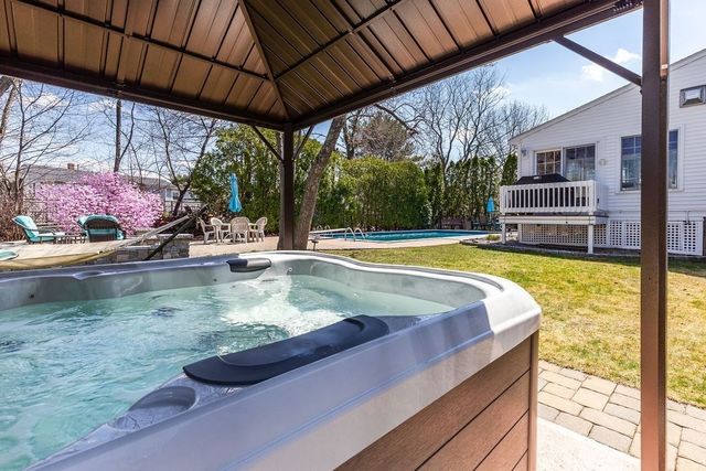 71 Pond Ln, Randolph, MA 02368