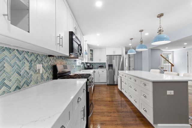 71 Pond Ln, Randolph, MA 02368