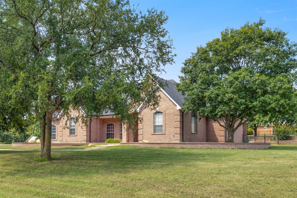 364 Preakness Place Road, Van Alstyne, TX 75495